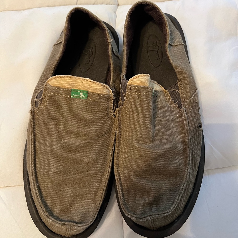 Men’s Sanuks slip ones/size 9